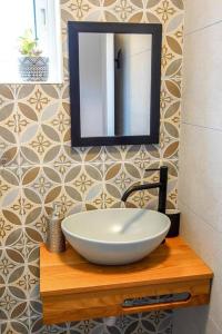 米茨佩·拉蒙זמן מדבר的一间带碗水槽和镜子的浴室