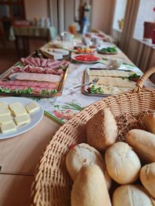 Sieber祖姆山口酒店的长桌,上面有面包和奶酪