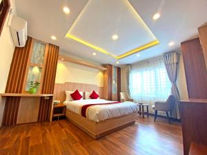 加德满都Hotel Nilakantha Pvt. Ltd的配有红色枕头的床的酒店客房