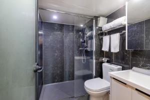 深圳星河时代公寓(深圳北站店)的带淋浴、卫生间和盥洗盆的浴室