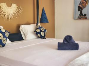 基济姆卡济乐土旅馆的床上方摆放着蓝色毛巾的床