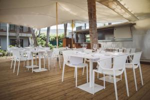 圣吉尔莱班Ness by D-Ocean的用餐室配有白色的桌子和白色的椅子