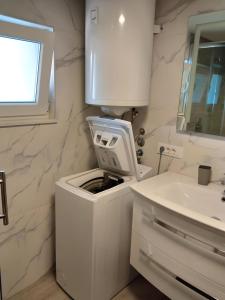 瓦布里加Apartment Valentino的白色的浴室设有洗衣机和水槽。
