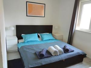 瓦布里加Apartment Valentino的一间卧室配有带毛巾的床