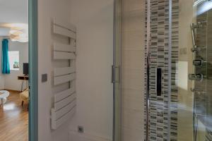 莫索特M comme Meursault的带淋浴的浴室,带玻璃门