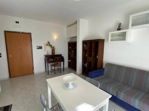 菲夏诺Casa Lia的客厅配有沙发和桌子