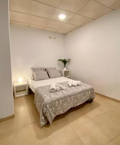 马拉加Aeropuerto-Churriana-Golf的一间卧室配有带毛巾的床