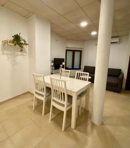 马拉加Aeropuerto-Churriana-Golf的客房内的白色桌椅