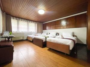清迈Lanaro House的一间卧室,配有两张床