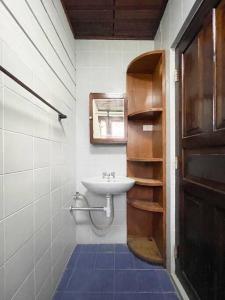 清迈Lanaro House的一间带水槽和木门的浴室