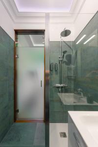 巴耶格兰雷伊Mini Suite 35 qm的带淋浴的浴室和玻璃门