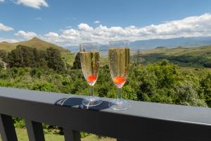 Ethels DriveLittle Switzerland Resort by Dream Resorts的美景阳台提供两杯香槟