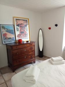 NovaggioIn The Sign的一间卧室配有一张床、梳妆台和镜子