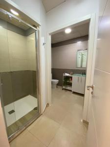马拉加Aeropuerto-Churriana-Golf的一间带玻璃淋浴和卫生间的浴室