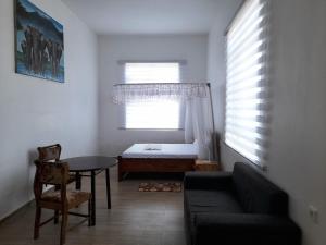 姆贝亚La-Domek Traveller's home的客厅配有沙发、桌子和床。