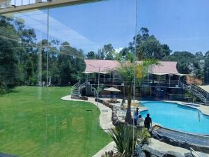 纳库鲁Brooks Lodge的享有带游泳池和大楼的度假村景色