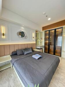 棉兰Insta-worthy staycation at 2BR luxury Apt - Podomoro Empire Tower的一间卧室,卧室内配有一张大床