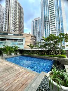 棉兰Insta-worthy staycation at 2BR luxury Apt - Podomoro Empire Tower的一座位于高楼城市的游泳池