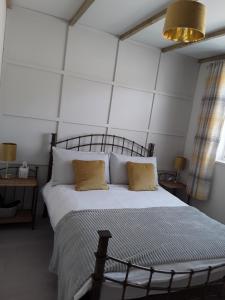 BrittasThe Lodge guesthouse的一间卧室配有一张带黄色枕头的大床