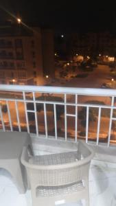 ‘Ezbet Abd el-Hâdi ‘AfîfiIsmailia的夜间坐在阳台上的白色长凳