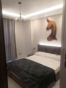 ‘Ezbet Abd el-Hâdi ‘AfîfiIsmailia的卧室配有一张带马头的墙壁床。