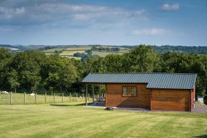 欧克汉普敦Pastures Green Cabin (Oak Tree Lane)的草场上的小木屋