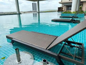 马六甲Bali Residence Melaka near Jonker Street的一个带长凳的游泳池