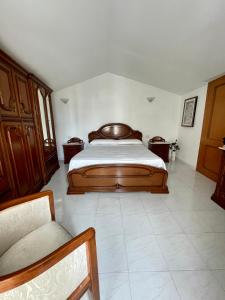RoccasicuraVico Gioia的一间卧室配有一张木床和一张沙发