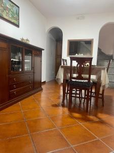 RoccasicuraVico Gioia的一间带木桌和椅子的用餐室