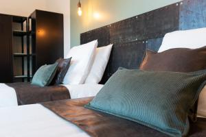 温格舍姆Domaine La Grange Ungersheim - Chambres d'Hôtes L'Inspiration的酒店的客房 - 带两张带枕头的床