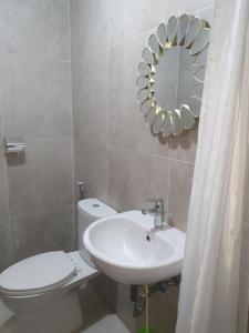 KangboiLenggo - Apartement Meisterstadt Pollux Habibie 52-05的一间带卫生间、水槽和镜子的浴室