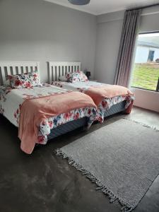 海德堡House on the Hill的一间卧室配有一张带毯子的床和窗户