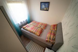 菲希特尔山区巴特贝内克Ferien und Monteurwohnung的小房间,配有床和毯子
