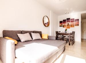 滨海帕尔姆Mambo Palm-Mar apartment的客厅配有沙发和桌子