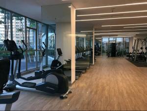雅加达Studio Apartment at Gold Coast PIK的大楼内带跑步机和健身器材的健身房