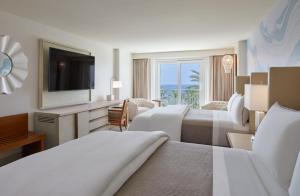 弗雷德达尔The Westin Beach Resort & Spa at Frenchman's Reef的酒店客房设有两张床和电视。