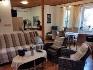 罗维尼Apartment Piazza Antica的客厅配有沙发、椅子和桌子
