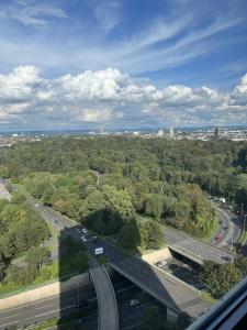 科隆Ferienwohnungen in Köln2201的高速公路和高速公路的顶部景观