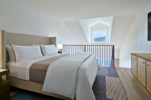 弗雷德达尔The Westin Beach Resort & Spa at Frenchman's Reef的一间卧室配有一张带白色床单的大床