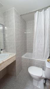 萨拉戈萨Hostal Zaragoza Centro的白色的浴室设有卫生间和水槽。