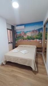 萨拉戈萨Hostal Zaragoza Centro的一间卧室配有一张壁画床