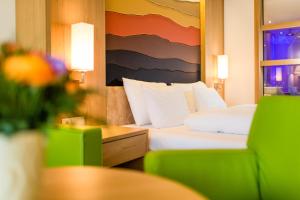 卡尔达罗哈斯霍夫酒店的酒店客房,配有床、桌子和椅子