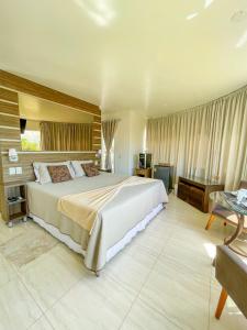加罗帕巴La Plage Residence的一间大卧室,配有一张大床和一张沙发