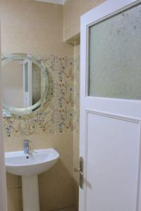 亚历山大شقة فاخرة علي البحر مباشرة لوران الاسكندرية的一间带水槽和镜子的浴室