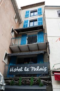 阿普特Hôtel-restaurant le Palais的一座建筑,上面有读酒店书的标志