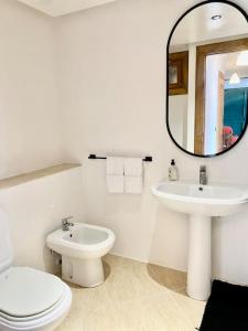 拉巴特Appartement au cœur de Rabat的一间带水槽、卫生间和镜子的浴室