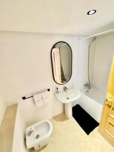 拉巴特Appartement au cœur de Rabat的白色的浴室设有水槽和镜子