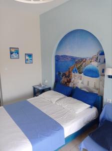 希维利Victoria's Blue studios的卧室配有一张大床,墙上挂有绘画作品
