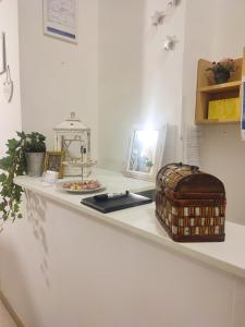 福贾Casa in Centro Foggia的白色的柜台,上面有一张桌子和一个篮子