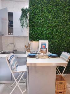 福贾Casa in Centro Foggia的厨房配有桌椅和绿色的墙壁